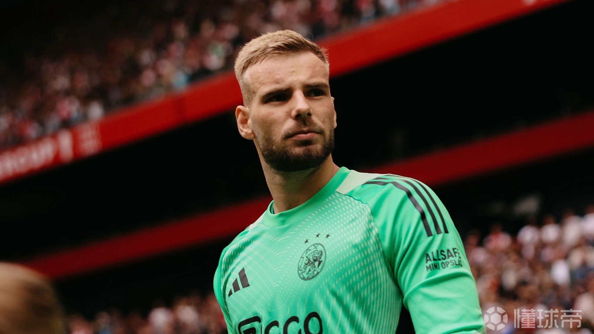 阿贾克斯官方：利物浦外租门将亚罗什膝盖严重受伤，赛季报销