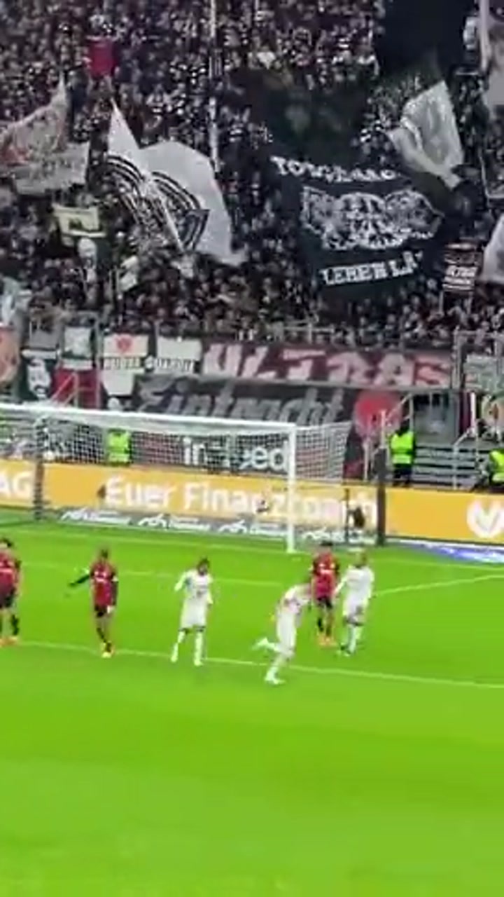 拜仁官推：这个角度看凯恩的弧线简直太离谱了