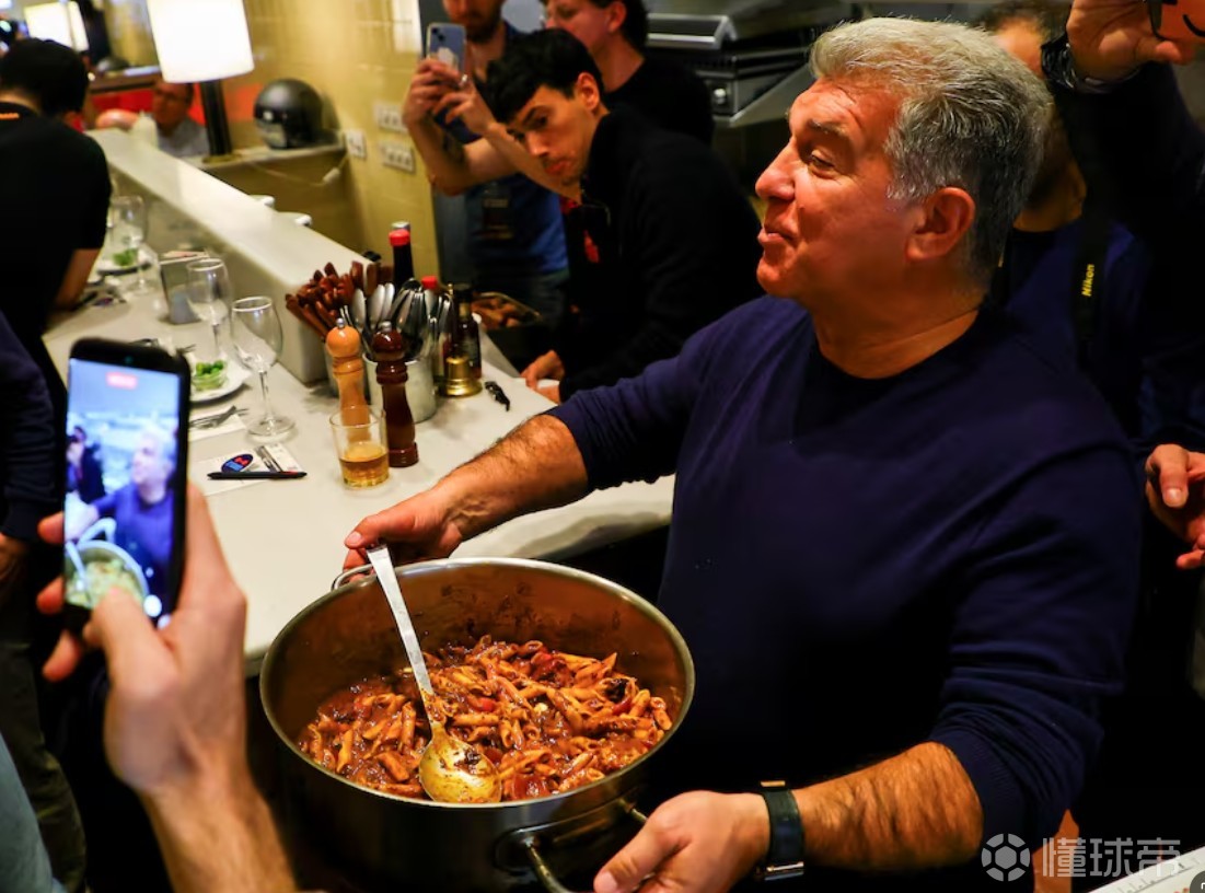 阿斯：巴萨主席竞选开启签名收集，拉波尔塔场外煮通心粉拉票