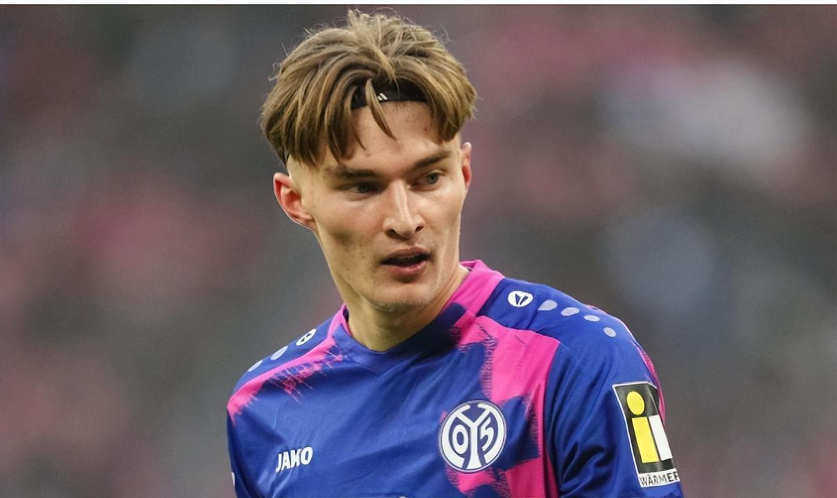 18岁波兰后防神童横空出世，超级香饽饽，引得6大欧洲劲旅疯抢