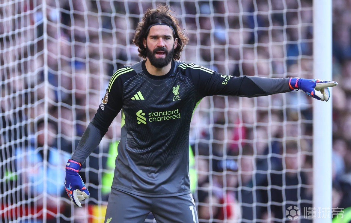 评论员：阿利松让斯洛特改阵型他就听了，我质疑他的权威