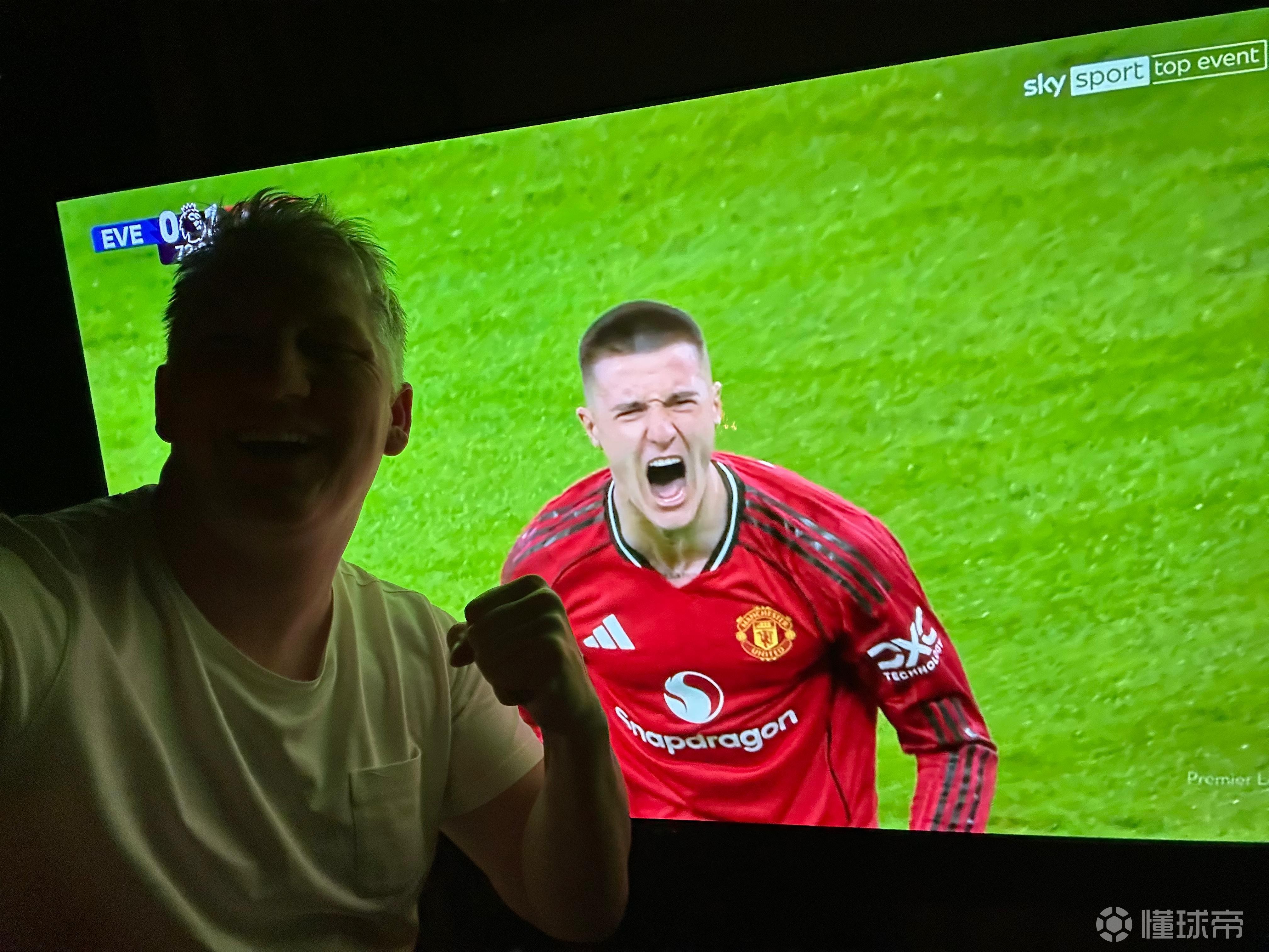 施魏因斯泰格晒握拳自拍庆祝谢什科进球：Yessssssss！