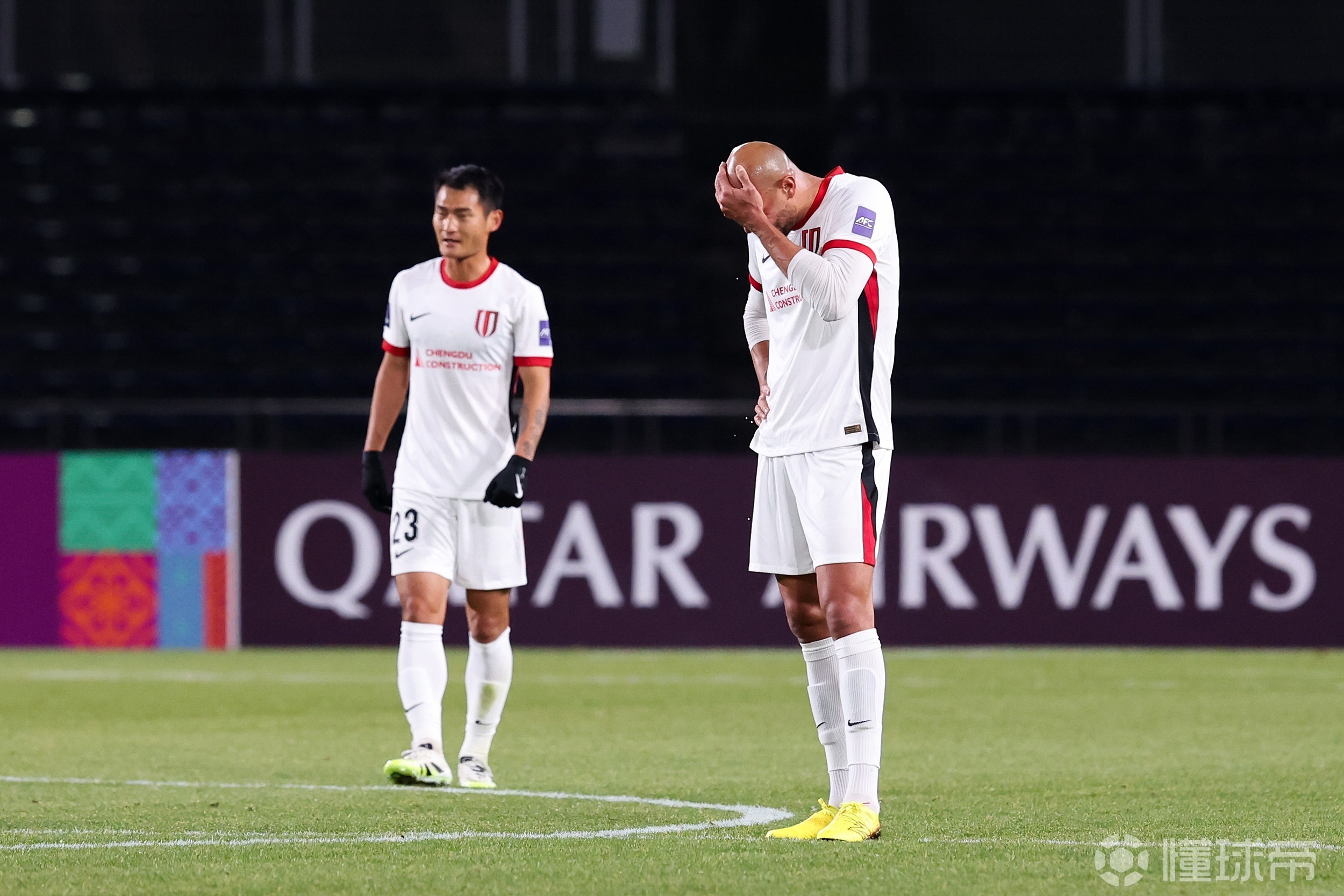 成都日报分析成都阵容：后卫不稳、后腰不硬，罗慕洛要适应