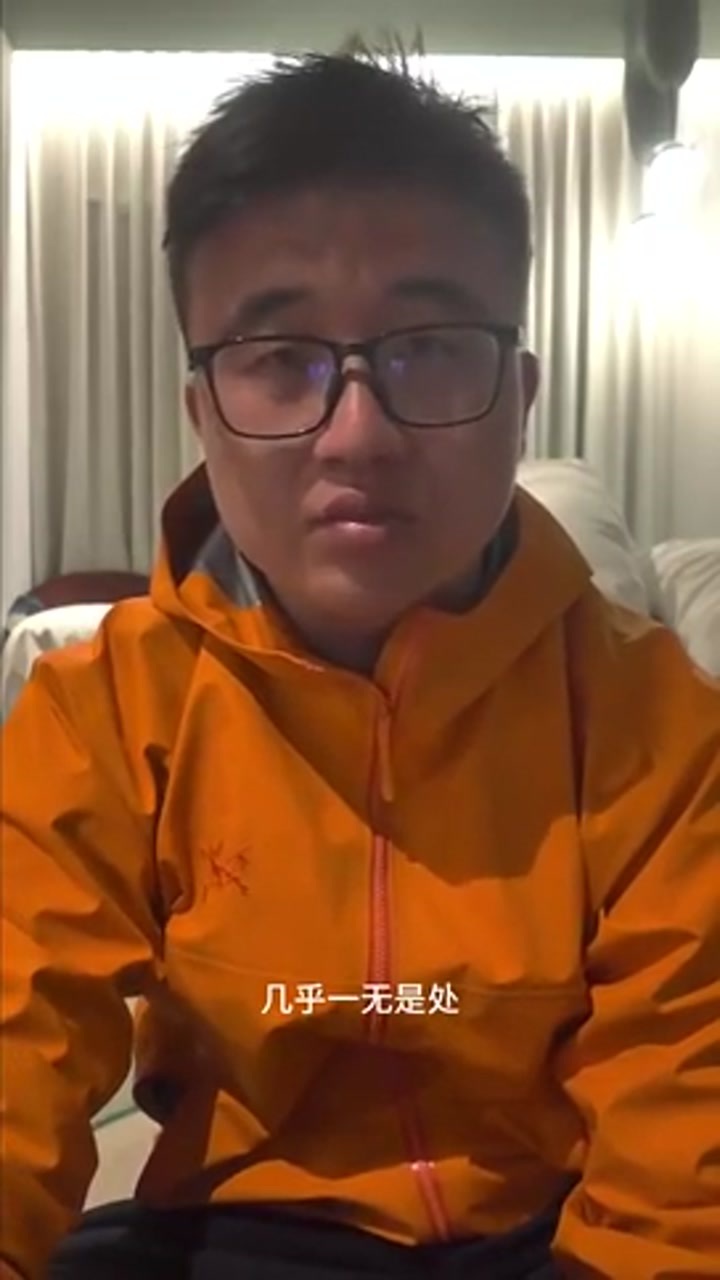 球迷：赫伊森看到我举牌子加速就跑了，差点没给我撞着