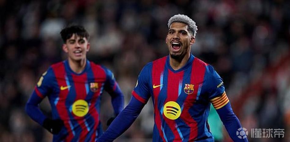 世体：阿劳霍志在夺回主力位置，今天巴萨全队休息他仍加练