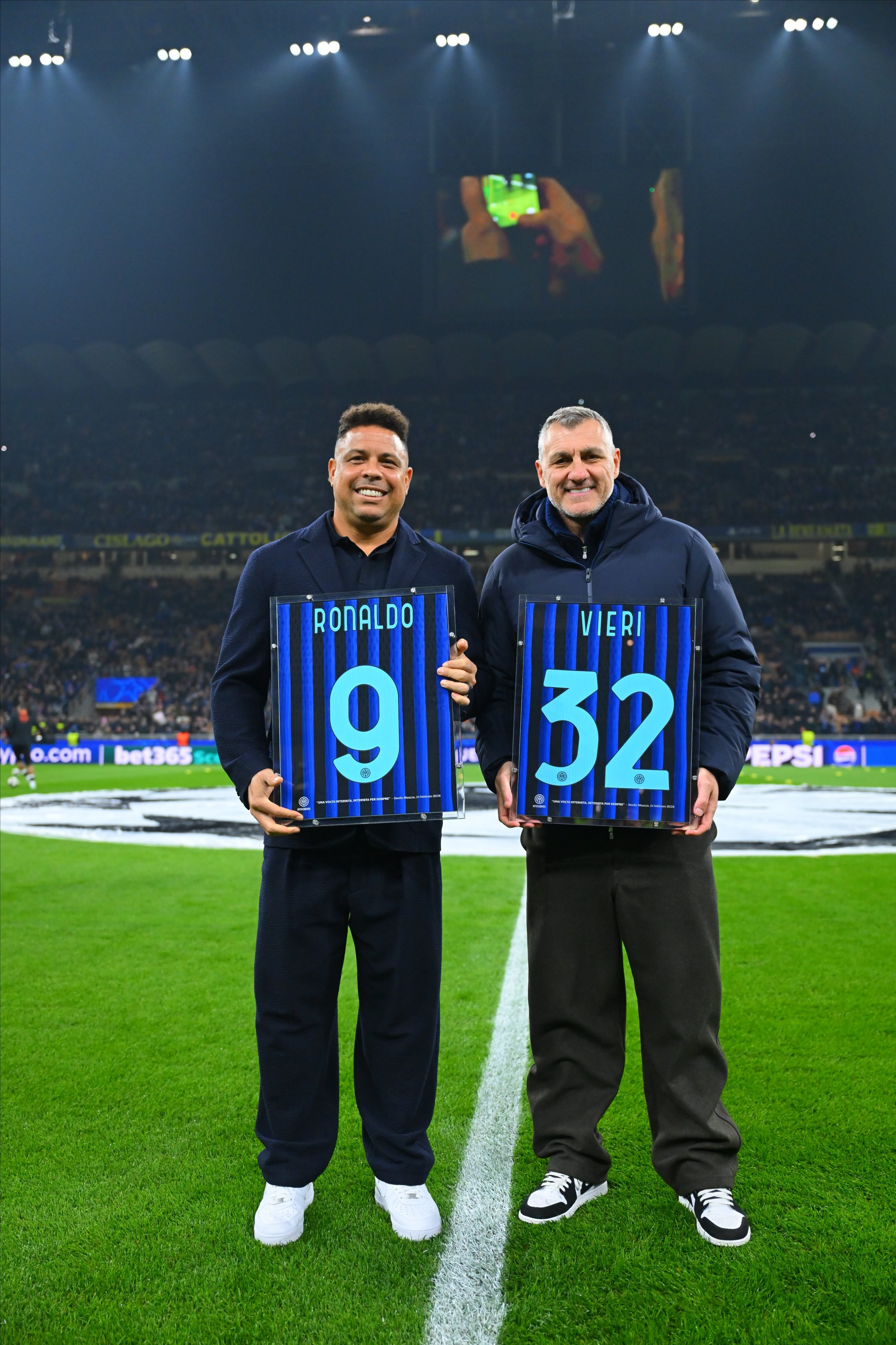 罗纳尔多和维埃里亲临圣西罗，并获赠国米纪念球衣