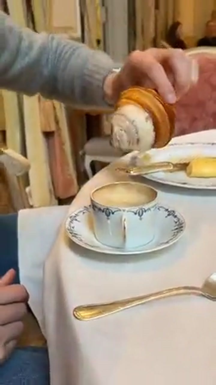 吃播博主！哈兰德社媒发布享用牛角包