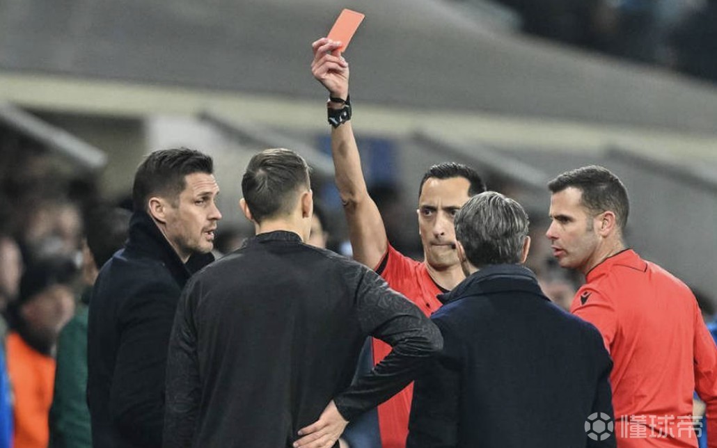 不知缘由，染红后施洛特贝克一脸困惑地向第四官员询问情况