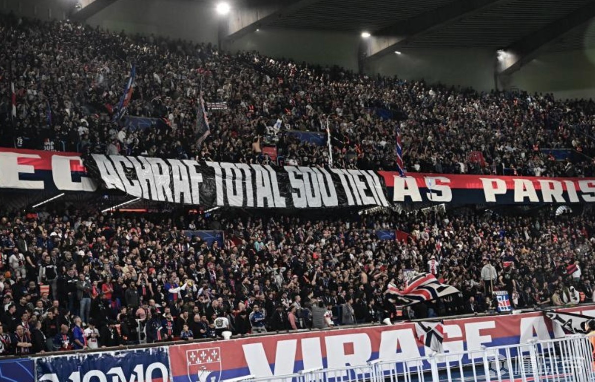 因涉强奸案受审，大巴黎球迷拉横幅支持阿什拉夫：全力支持