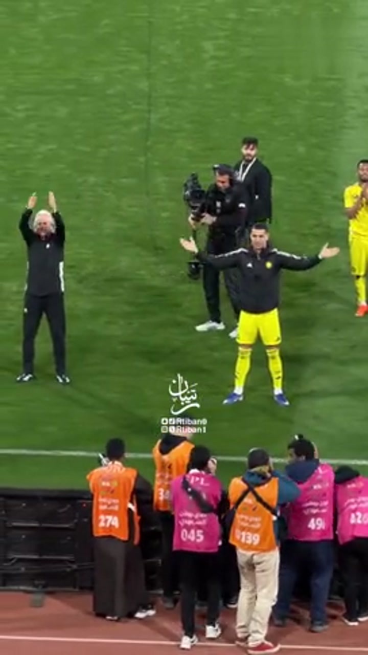 实拍赛后C罗与球迷一起庆祝胜利