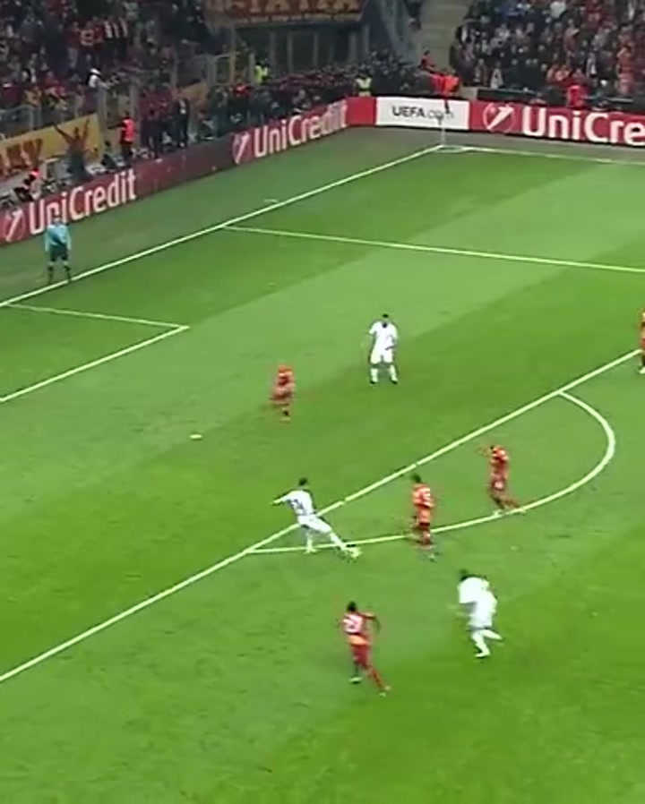 脑后长眼！欧冠官方发布C罗脚后跟传球集锦