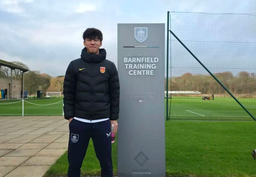 官宣！英超倒数第2签18岁中国前锋，穿9号球衣，租借塞尔维亚球队