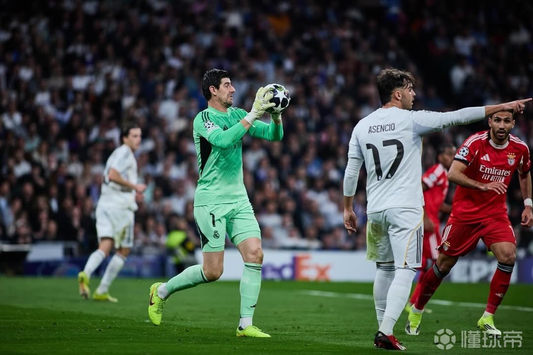 库尔图瓦晒图：只要全队同心、有球迷的支持，我们不可战胜