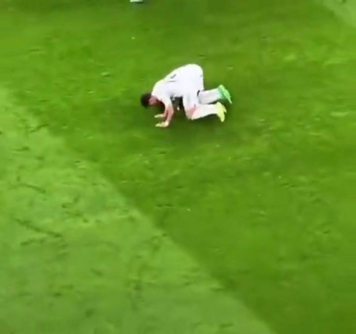 实拍吕迪格拉着居莱尔一起下跪磕头