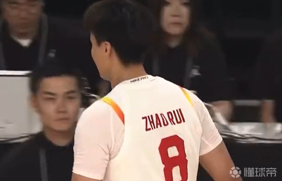 裁判“发力”了是吧？赵睿进攻被吹罚犯规，累计5次被罚下