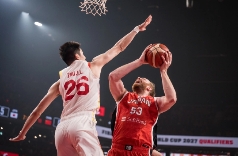 杨毅：这在国际篮球历史上也是比较无法无天的一场球！