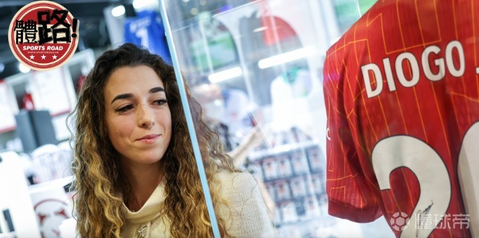 若塔遗孀出席香港足球概念店开闭幕式，并感谢球迷对若塔的爱