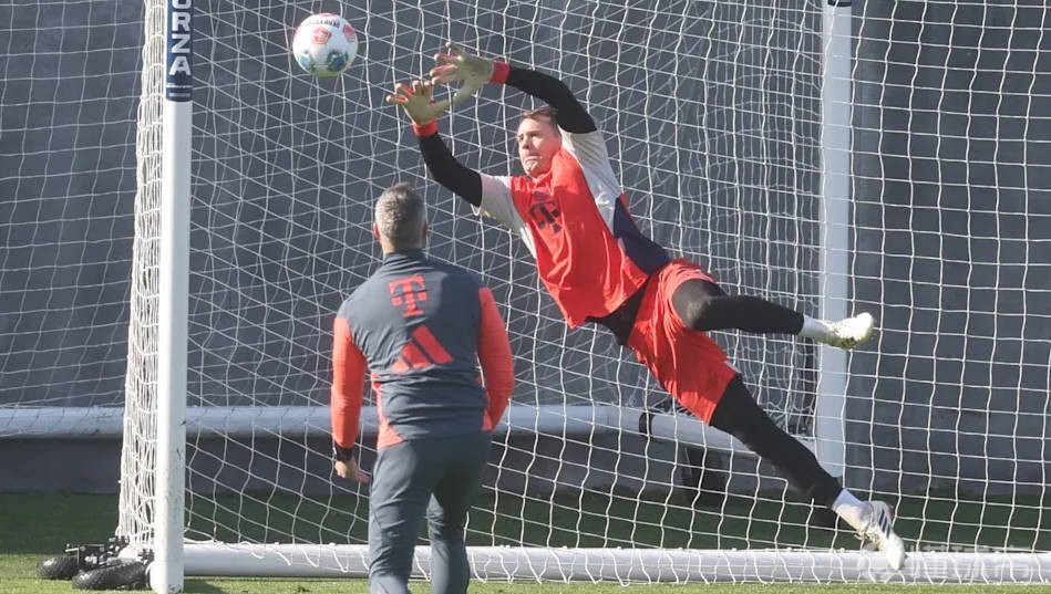 图片报：诺伊尔伤后首次与其他门将训练，但出战德比仍存疑