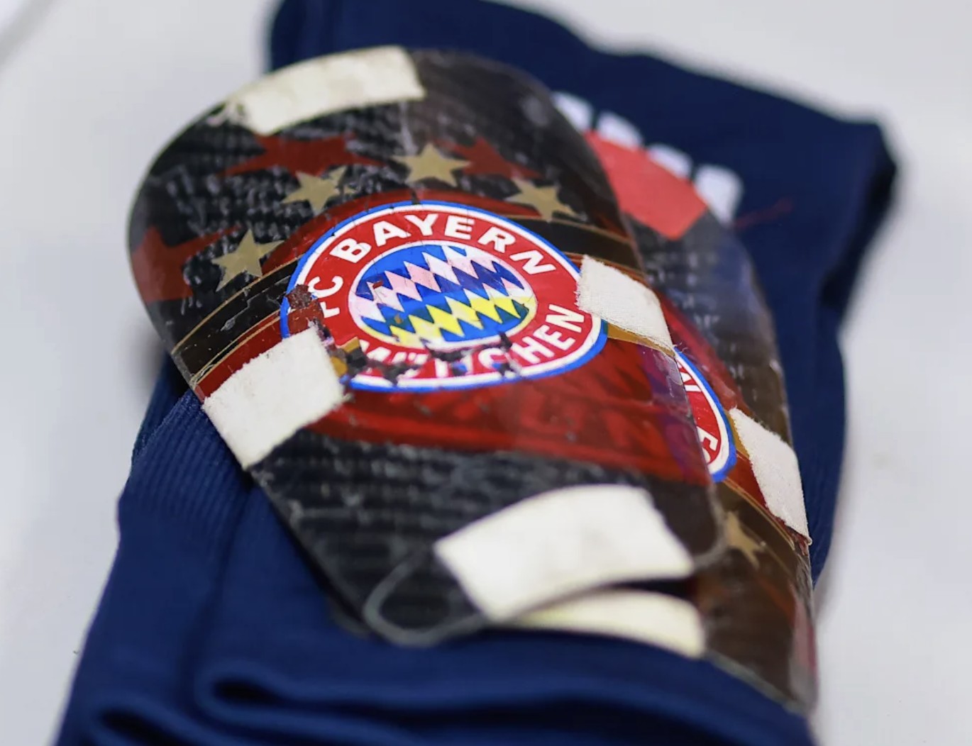 这就是爱，穆勒目前仍佩戴着带有拜仁图案的护腿板