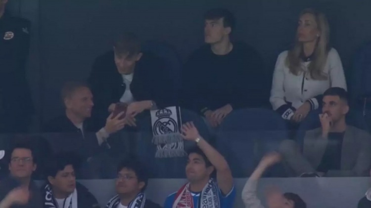 每体：队友受伤赫伊森被拍到看台大笑 引发球迷强烈不满