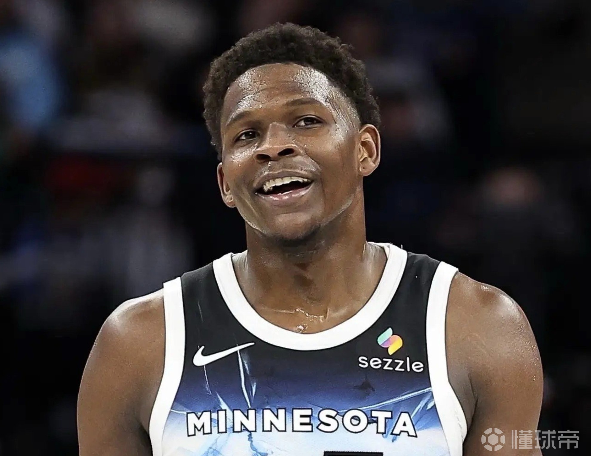 官方：爱德华兹与贝恩因将球用力扔向观众席，各罚款2.5万美元