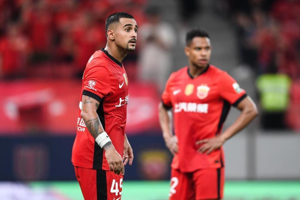 上海海港连续2年误判！莱昂纳多伤情曝光，成弃子后梅伦多震惊