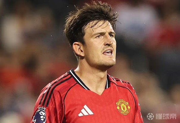 邮报：马奎尔知道滕哈格会把队长给B费；他的续约前景光明