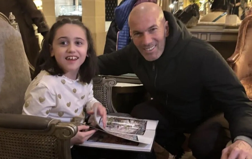 齐达内赠送9岁罕见病女孩一件签名球衣 帮助其筹集救治资金