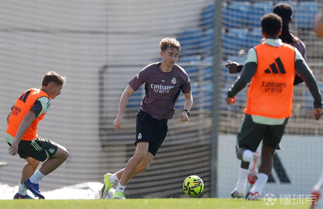 皇马官方：球队今日进行备战合练，赫伊森参与了部分内容