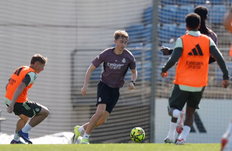 皇马官方晒今日训练动态：赫伊森伤愈回归参与合练