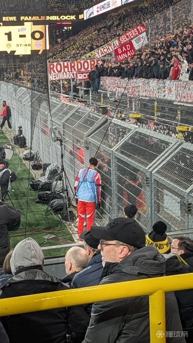 小插曲，穆西亚拉走到场边询问球迷组织为什么不积极支持球队