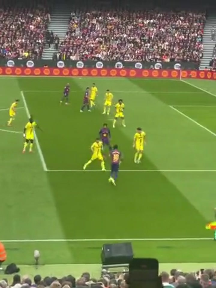 实拍亚马尔边路突破1V2将对手晃倒在地