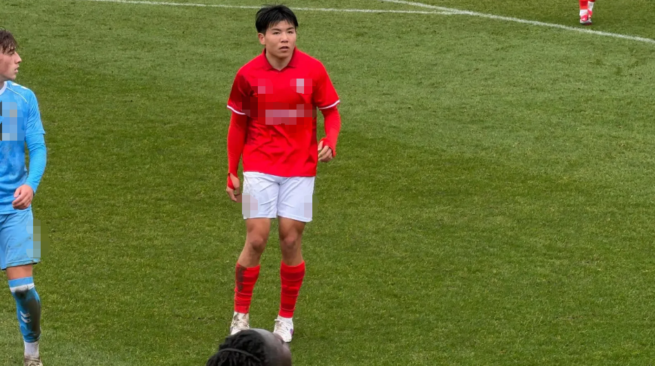 U23国足队长留洋英国爆发！身披10号，单场助攻双响，率队2-1绝杀