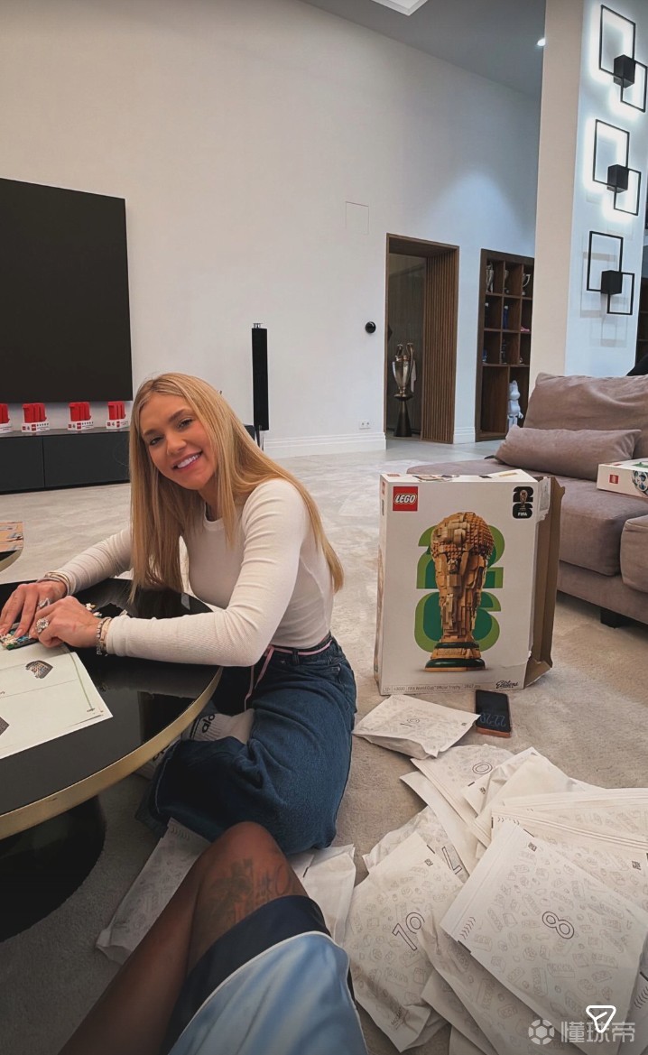 拼出梦想，维尼修斯晒照和女友一起拼乐高版大力神杯