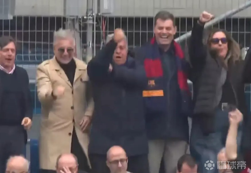 马卡：拉波尔塔看台高唱反皇马歌曲，激动之余做出不雅手势