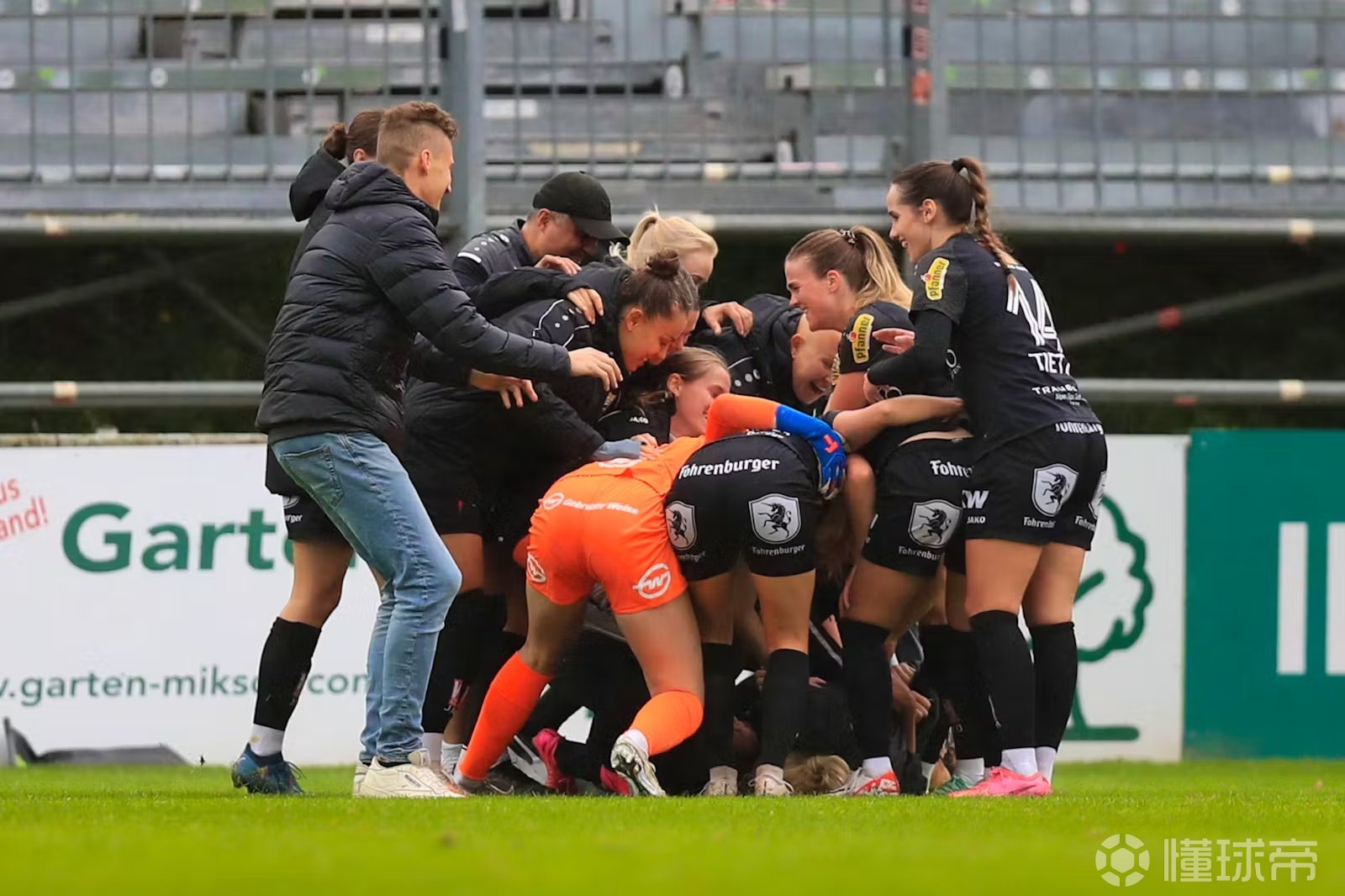 一奥地利女足球队前员工偷窥30人洗澡，被判7个月缓刑+罚款