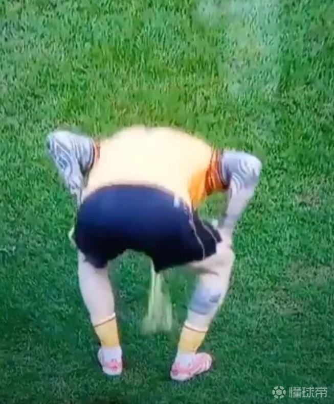 赫尔城前锋中场时摄入过多咖啡因凝胶，下半场在球场呕吐不止