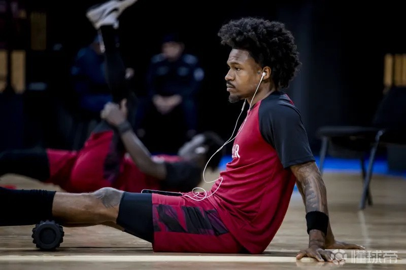 记者：上海和古德温保持联系，后者正在卡塔尔等待航班恢复