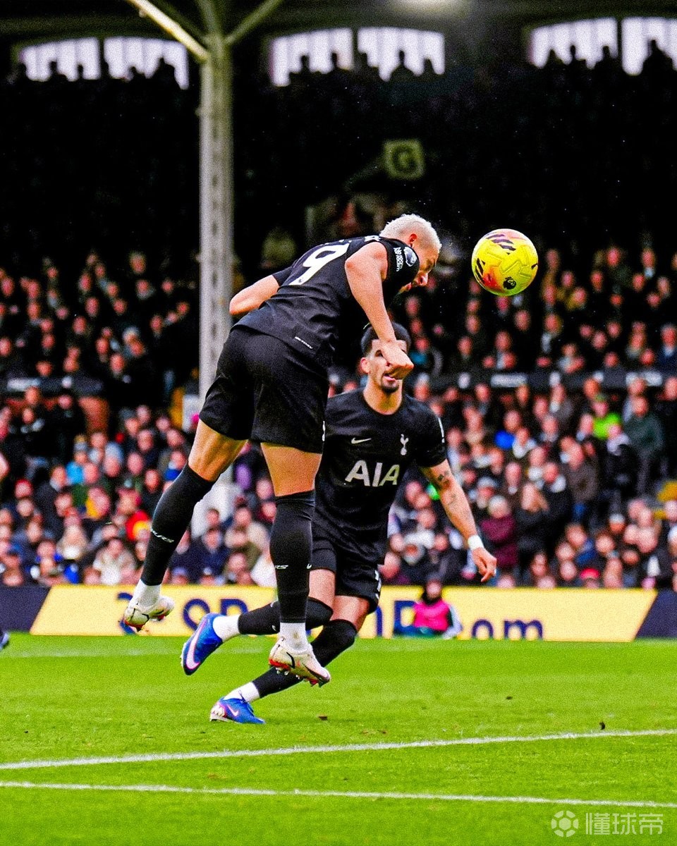 头槌破门，里沙利松是首位在英超打入20粒头球的巴西球员