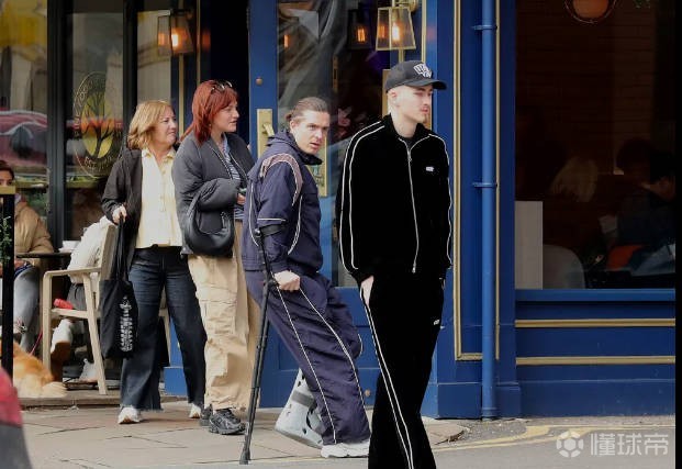 太阳报：格拉利什穿保护靴、拄拐外出，应球迷请求与其合影