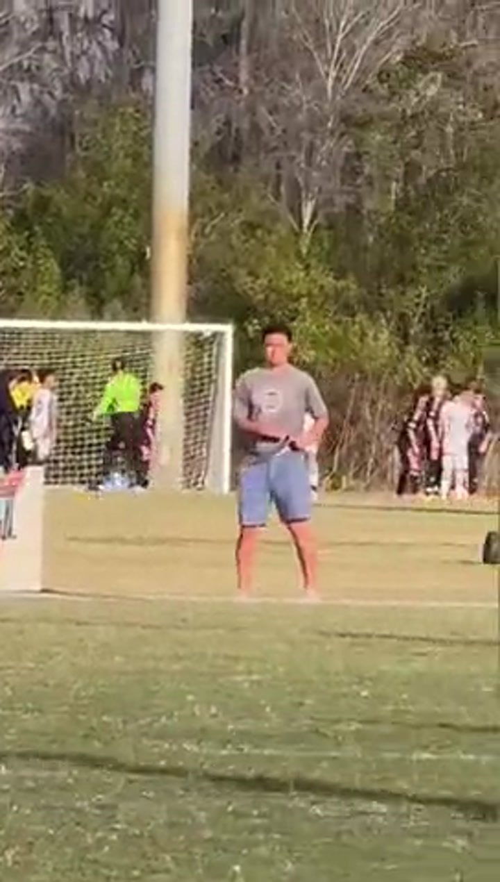 一模一样！梅西儿子轻松带球入网