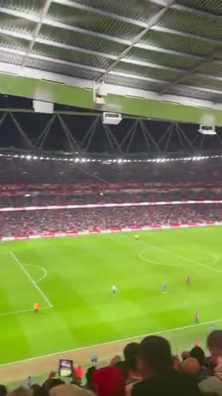 山顶视角拍摄阿森纳对阵切尔西的角球