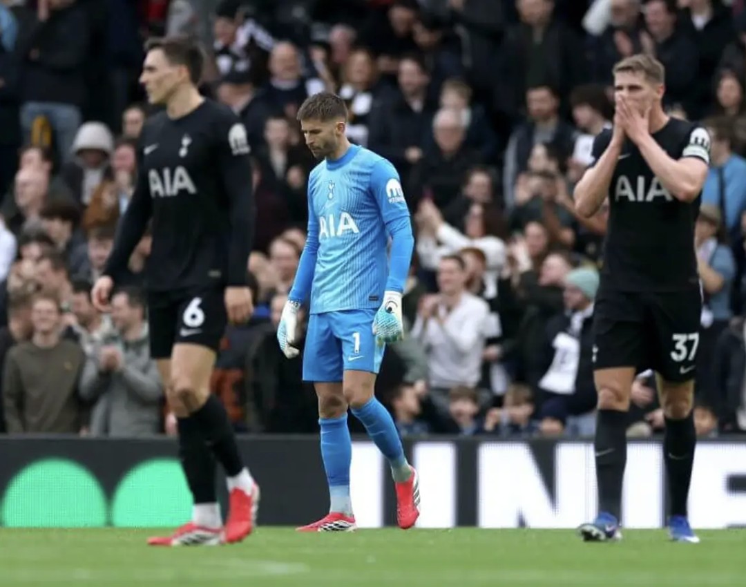 战富勒姆时球队表现不佳，热刺球迷高喊“你们不配穿这球衣”