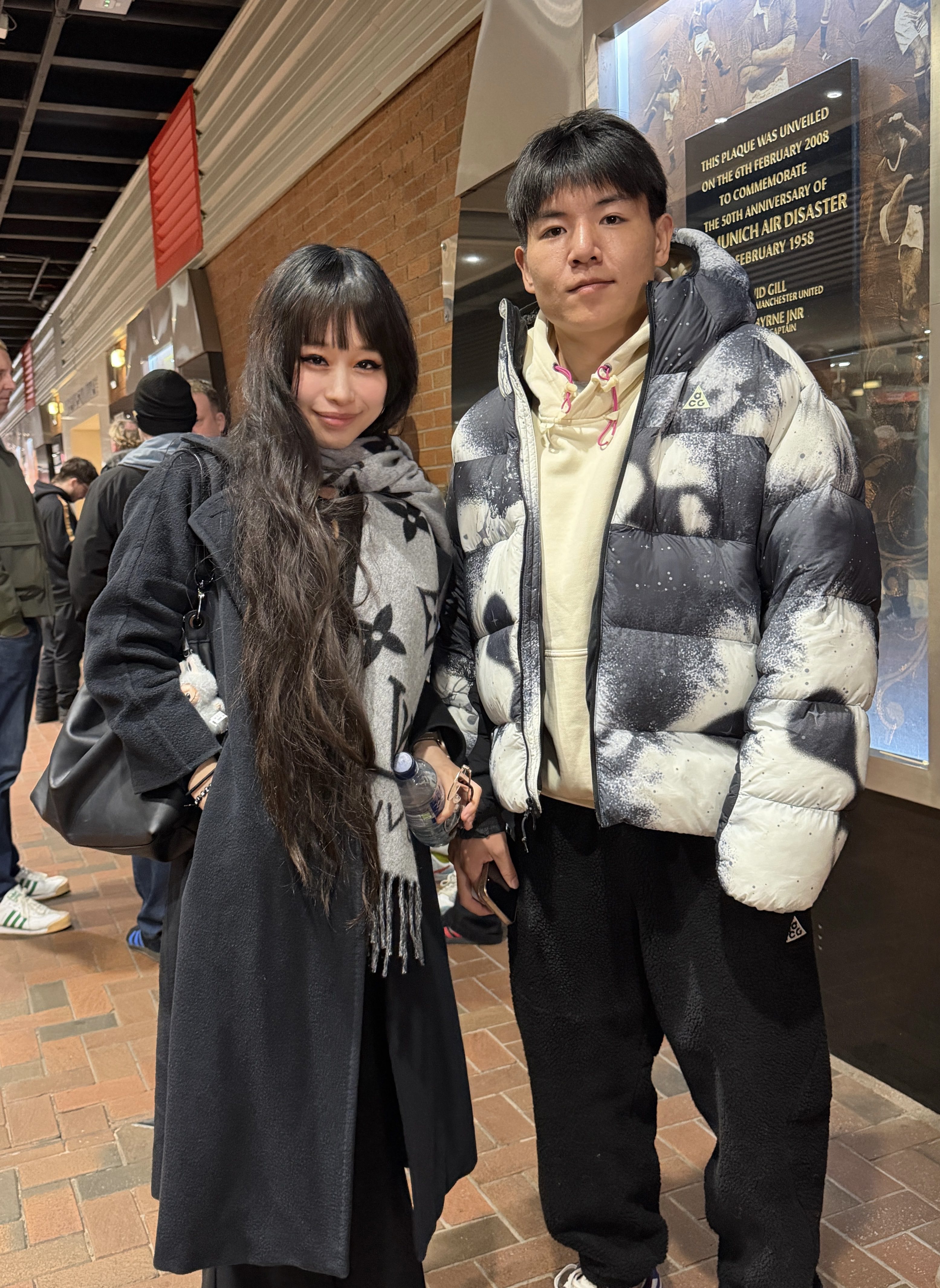 国足U23队长徐彬来看曼联对水晶宫的比赛啦！小队...