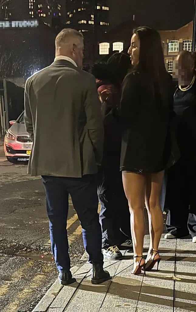 时隔8年，鲁尼又被拍！与两名女子喝酒狂欢到凌晨，裤子都提不起来