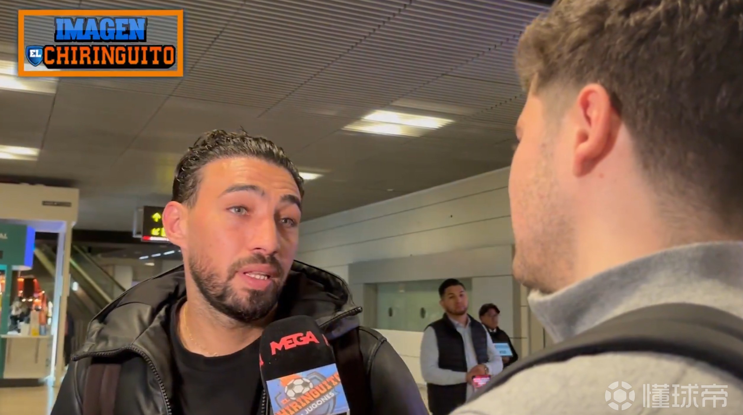 前巴萨球员穆尼尔回忆从伊朗撤离经历，并展示路边浓烟图片