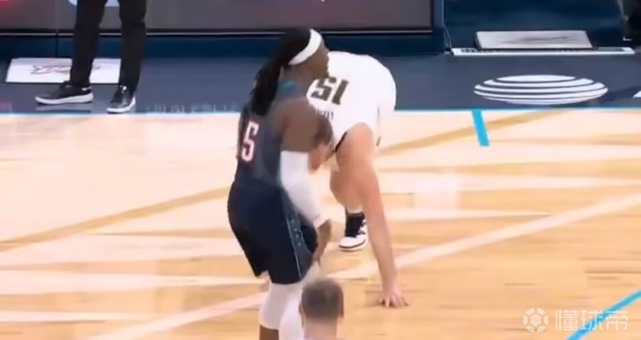 多尔特撞倒约基奇，随后杰林与约基奇爆发冲突，多尔特被驱逐