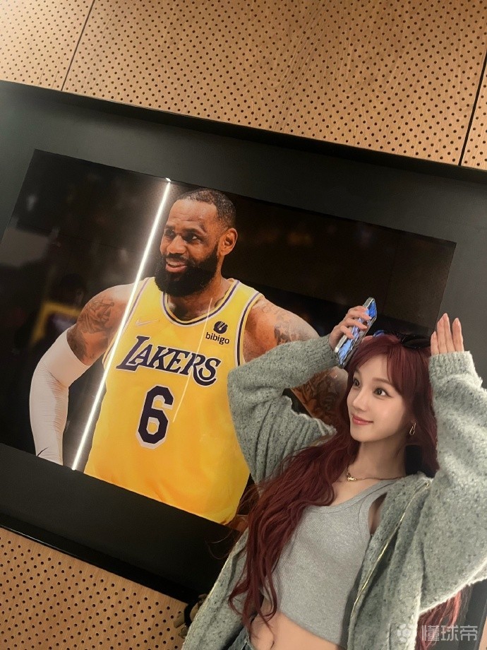 女星宋雨琦现场观战湖人，为詹姆斯应援打call，收获老詹比心