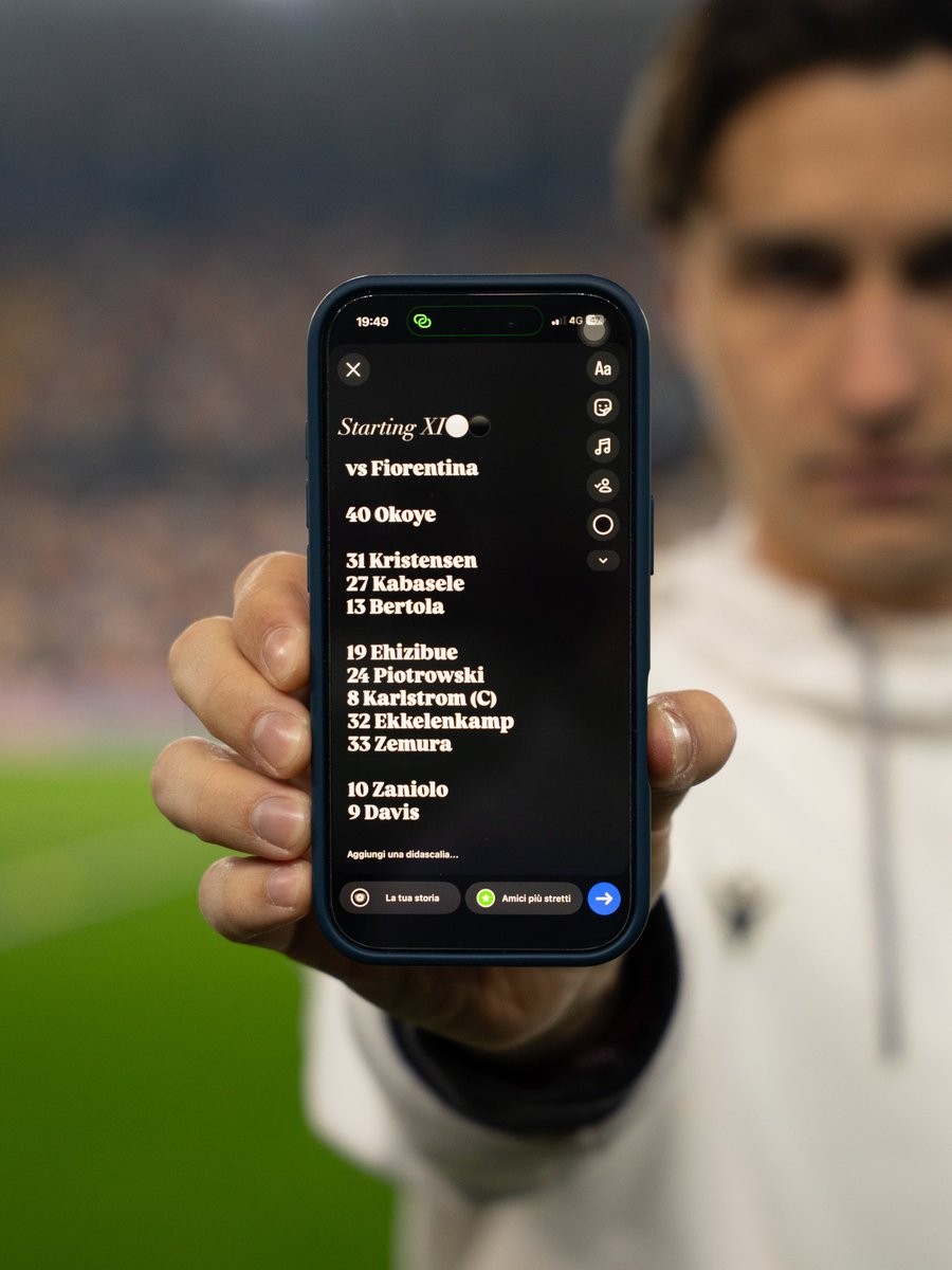 整活，乌迪内斯赛前现场拿手机公布首发名单