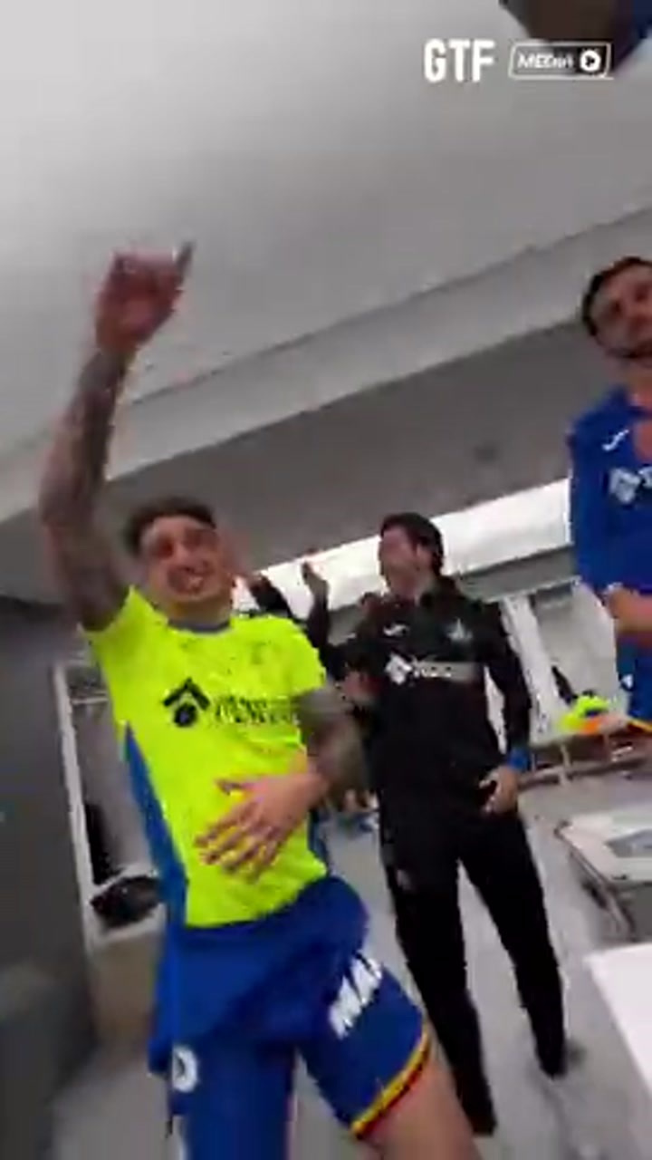 赫塔费球员在更衣室桌子上跳舞庆祝击败皇马